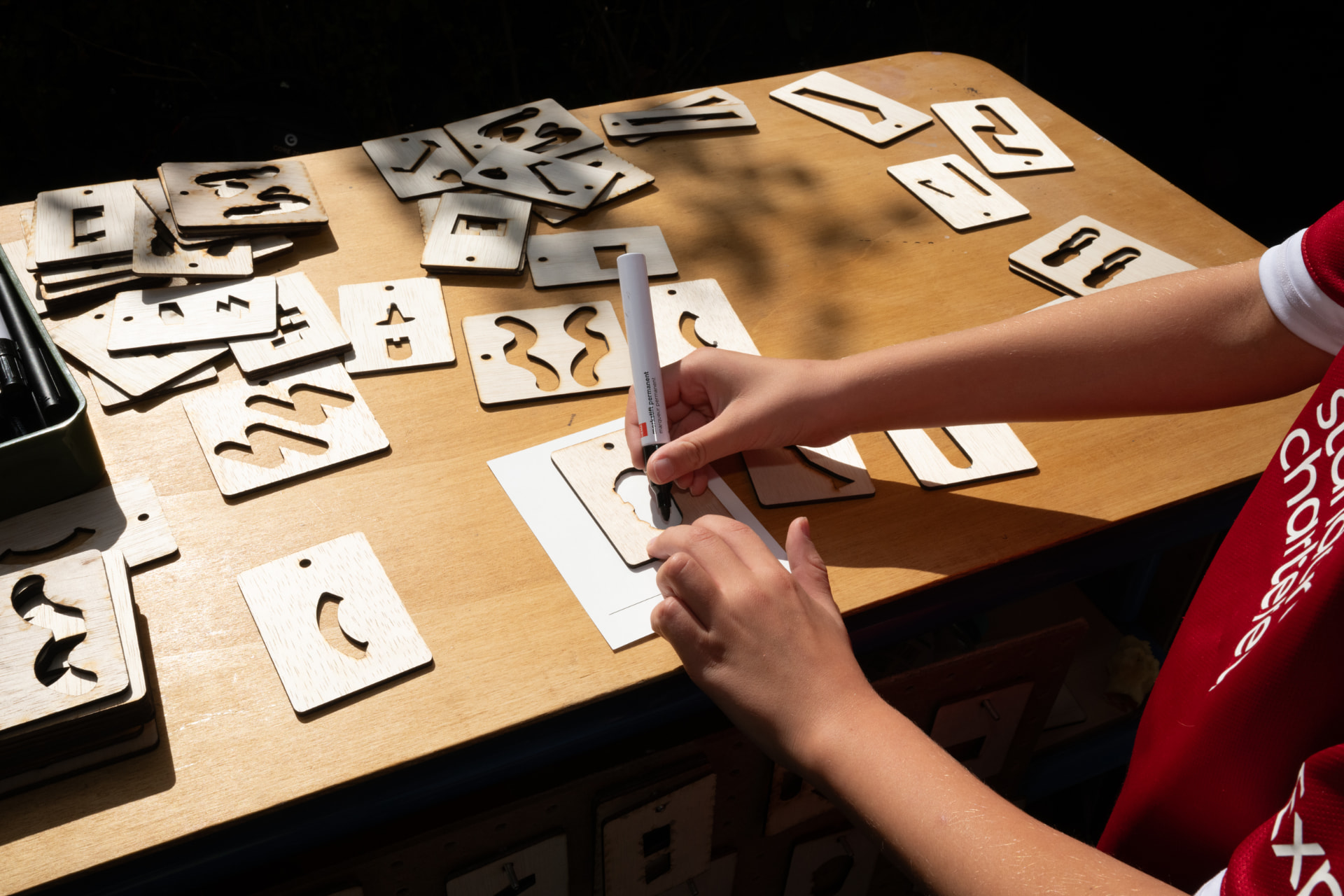 Kind tekent met sjablonen letters voor ZERO
