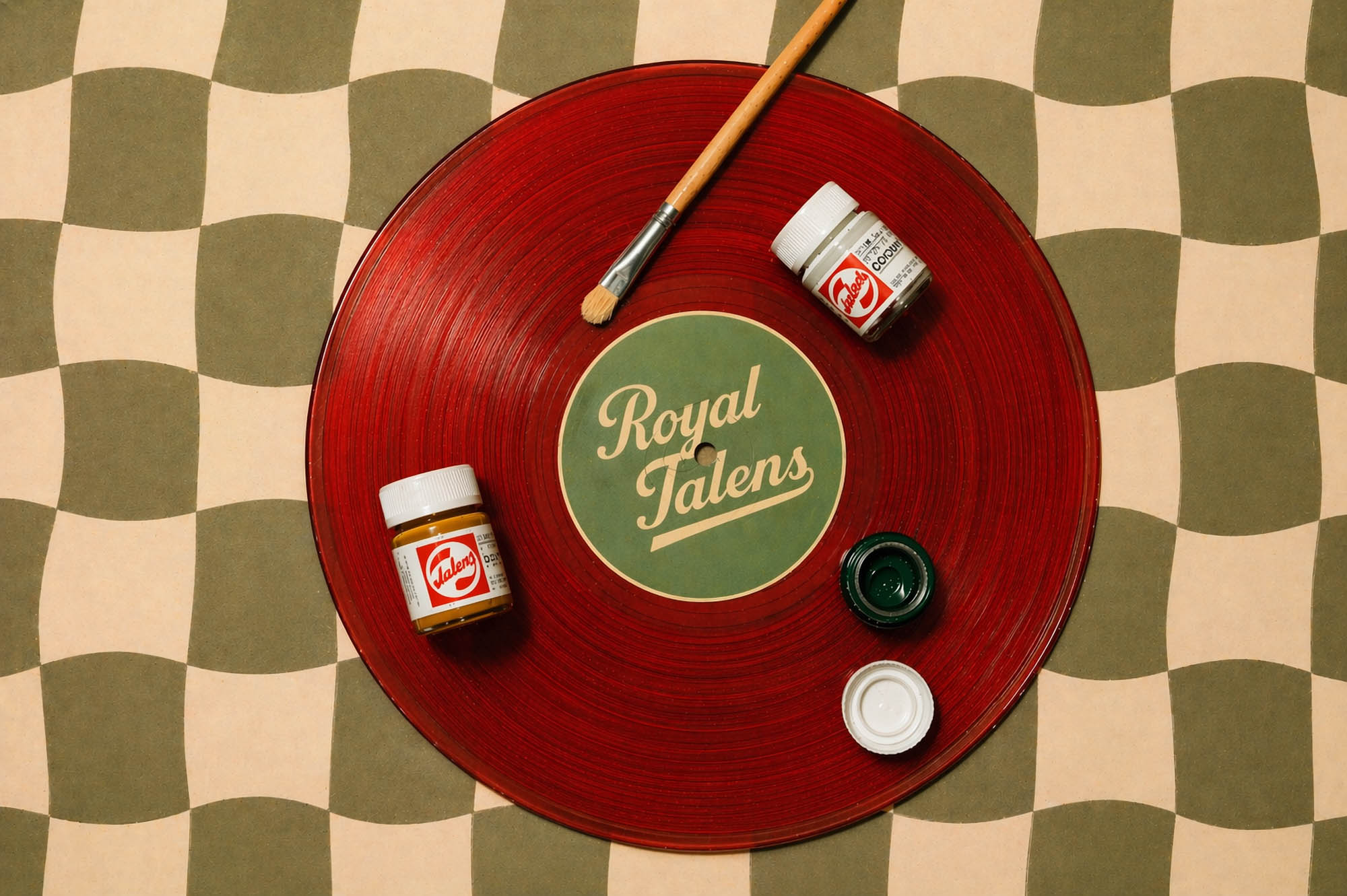 Royal Talens gouache en rode vinylplaat