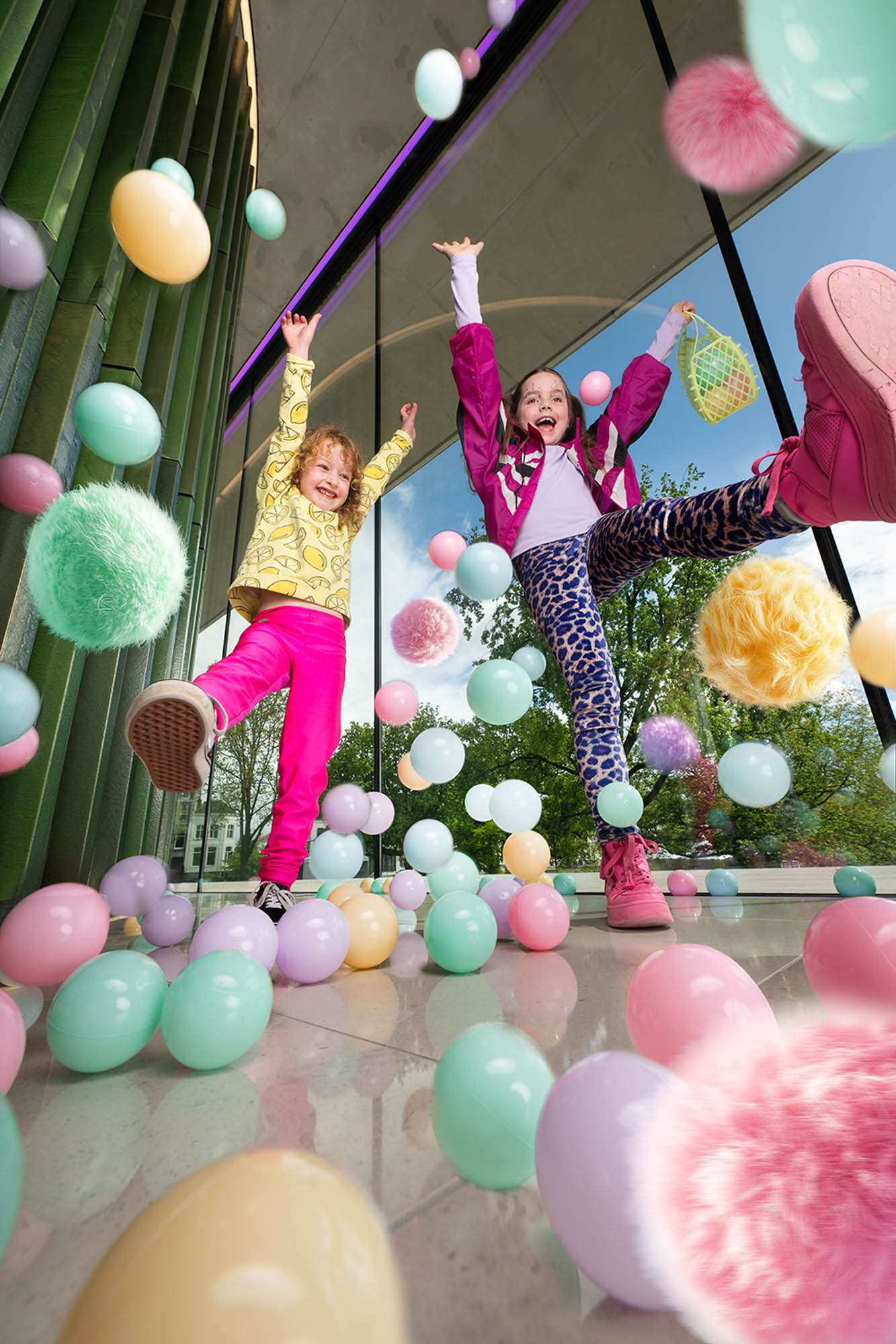 Kinderen springen tussen ballen bij Musis