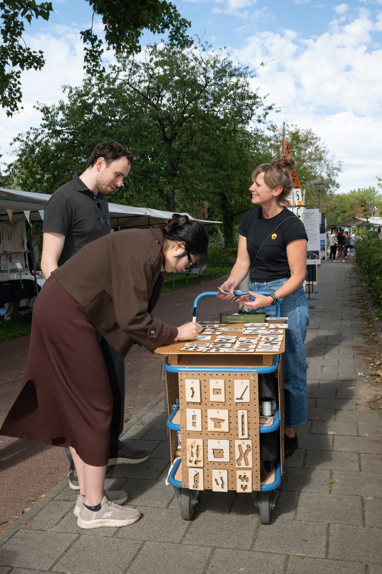Bewoners bekijken een gesprekstool op de markt