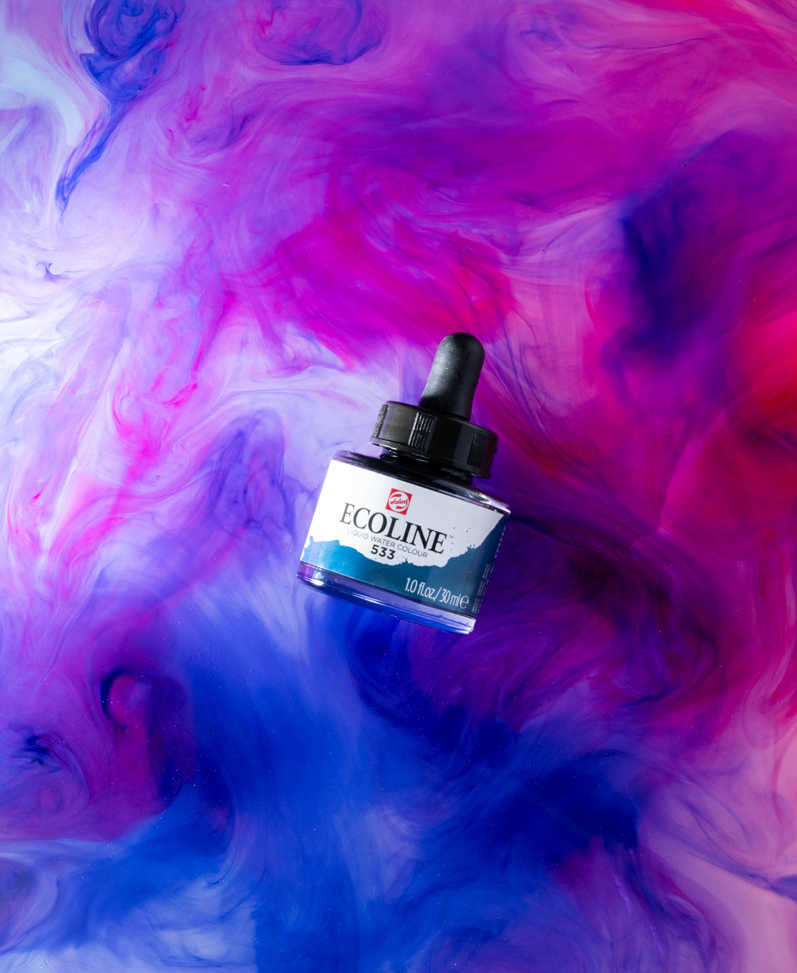 Ecoline inktflesje met blauwe en roze inktwolken in water