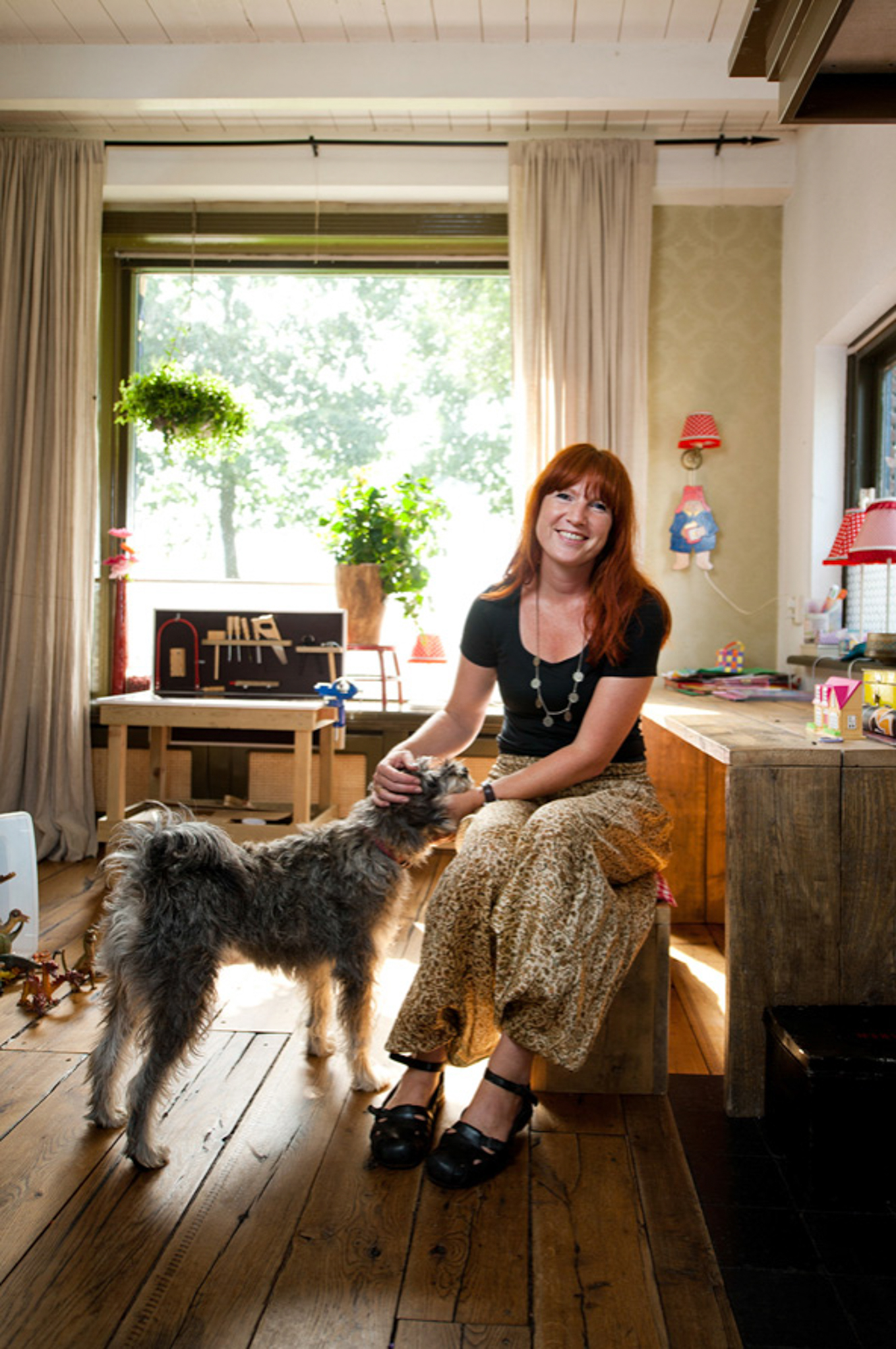 Portret van Vrouw met hond in werkplaats, gemaakt voor Arts & Auto