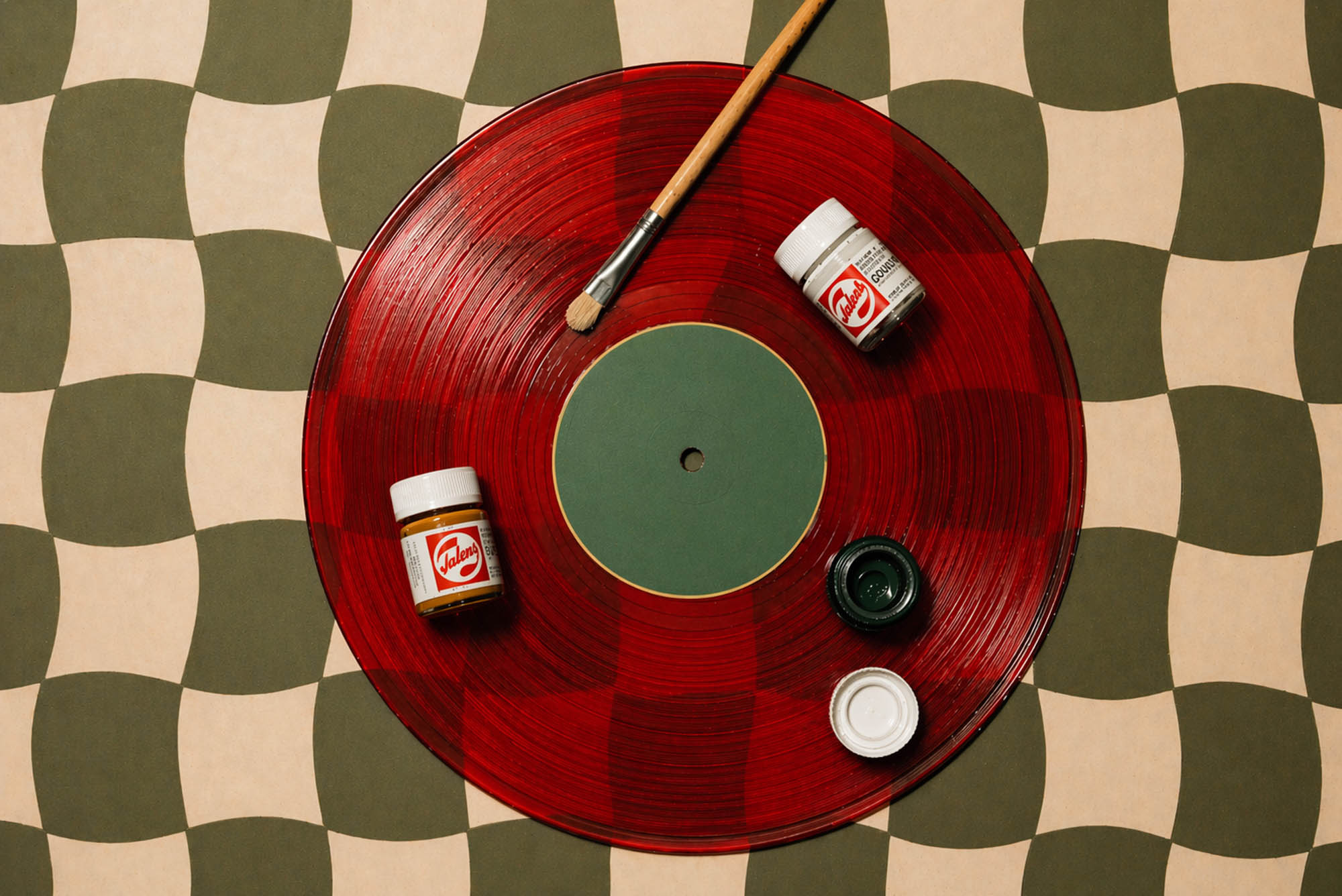 Royal Talens gouache en rode vinylplaat