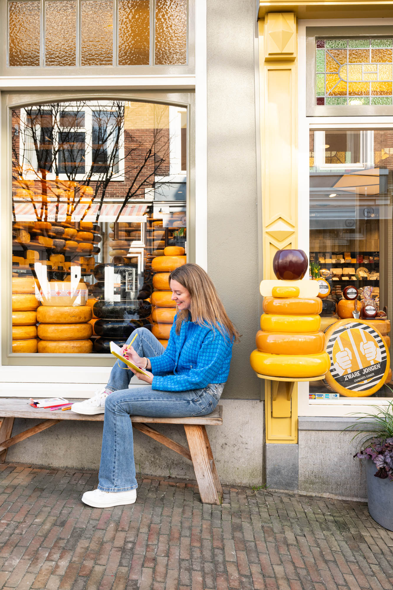 Medea schetst bij een Hollandse kaaswinkel