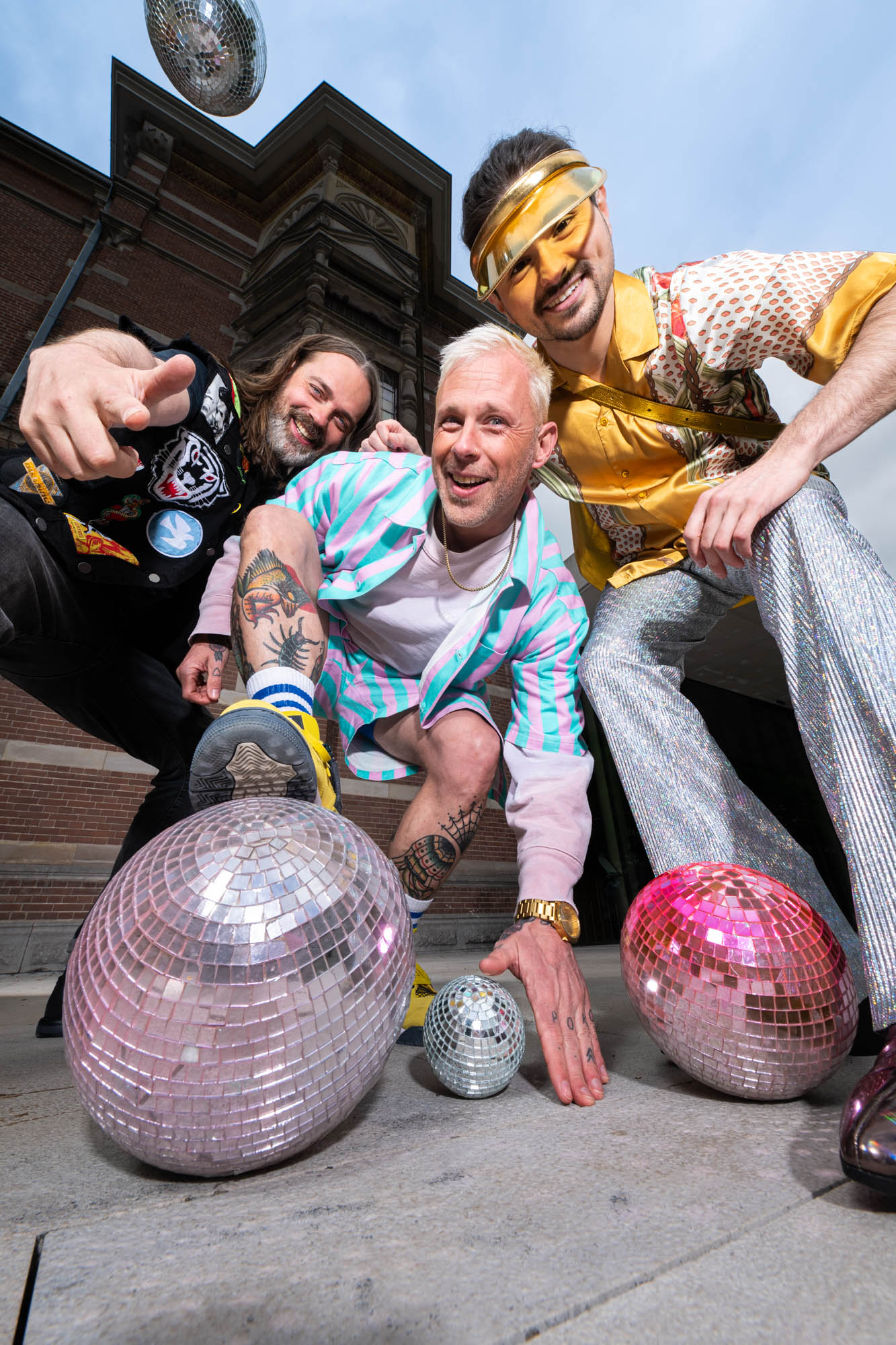 Drie mannen met discoballen voor Musis campagne