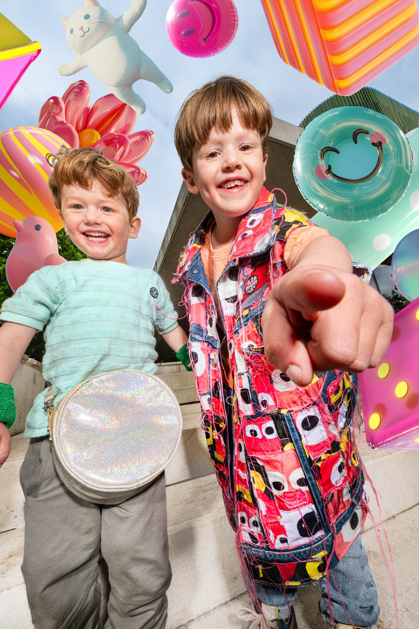 Twee kinderen met opblaasfiguren voor Musis campagne