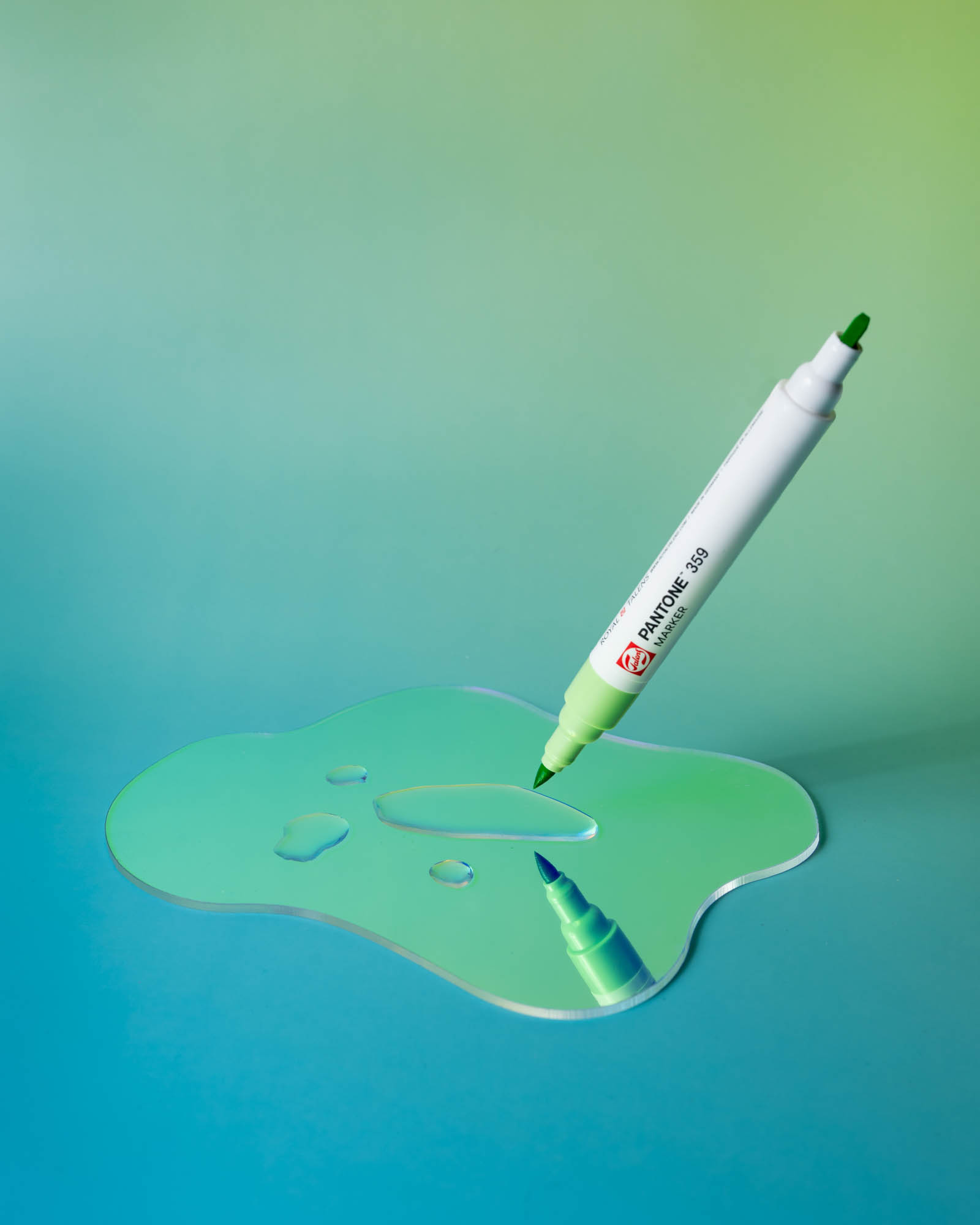 Pantone marker met groene gel op turquoise achtergrond