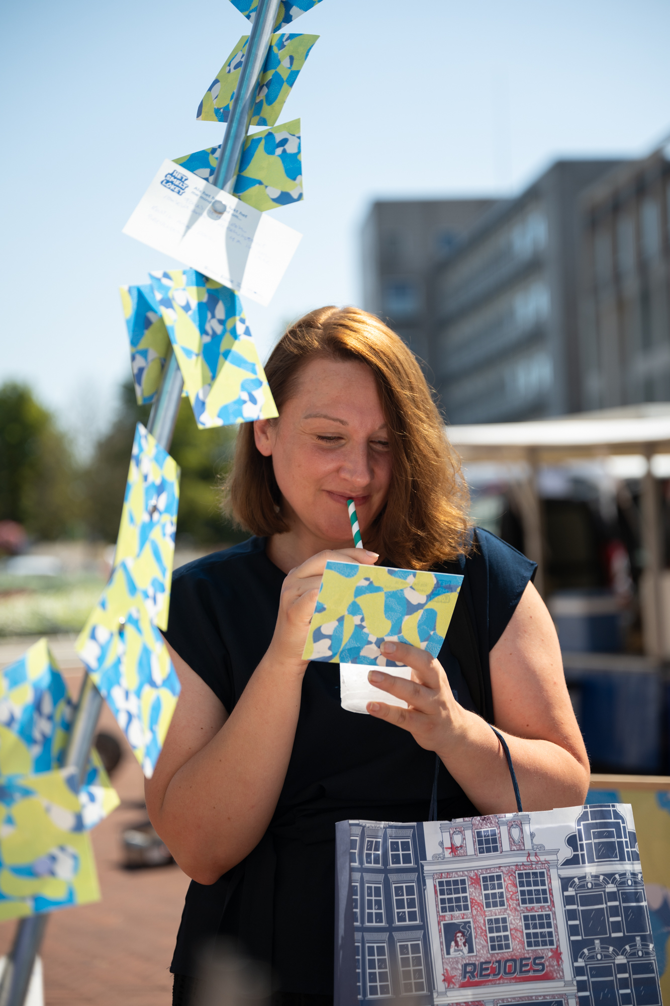 Vrouw met kaartje en drankje bij Het Smeltloket, project De Vormforensen