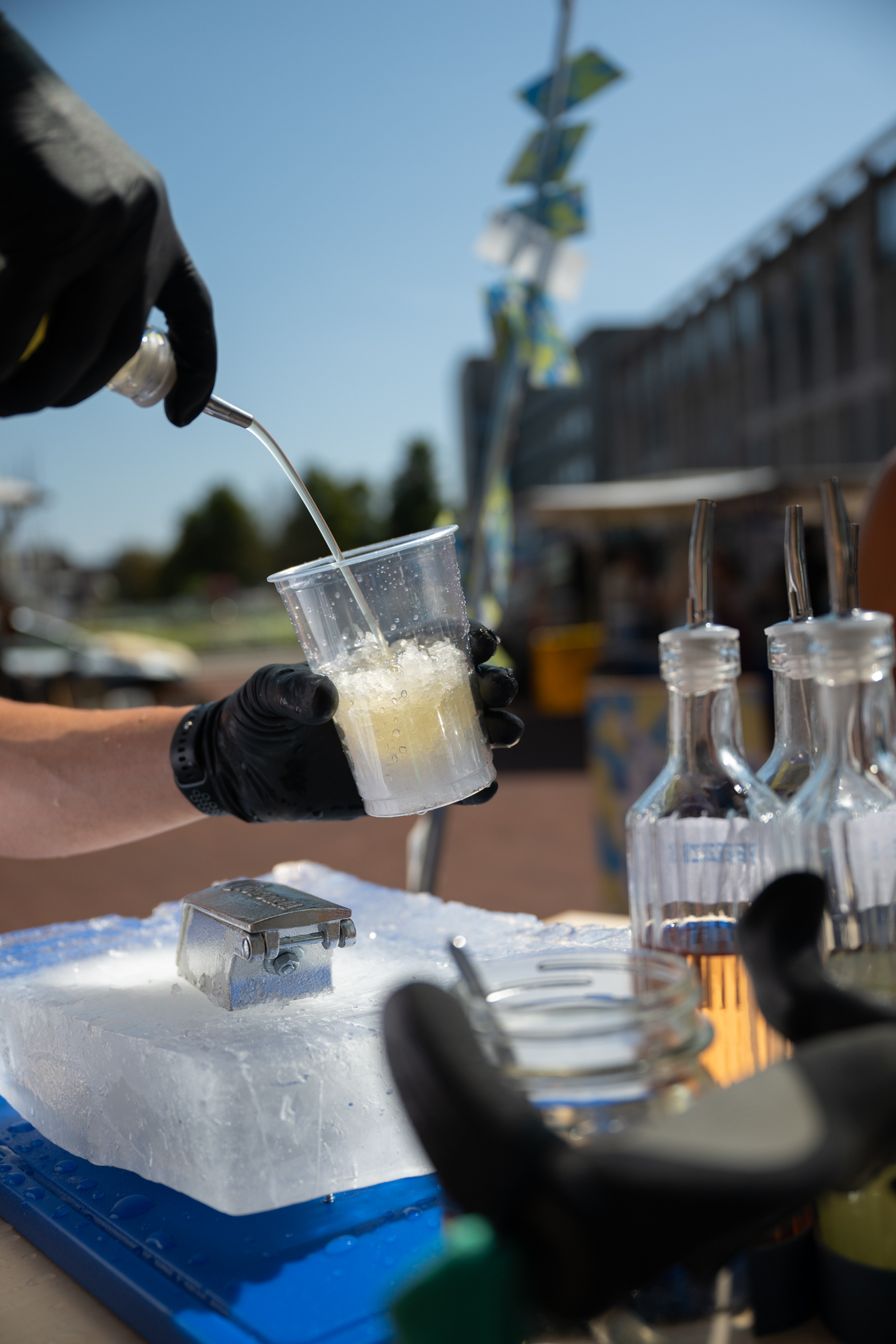Siroop wordt over het schaafijs gegoten bij Het Smeltloket, project De Vormforensen