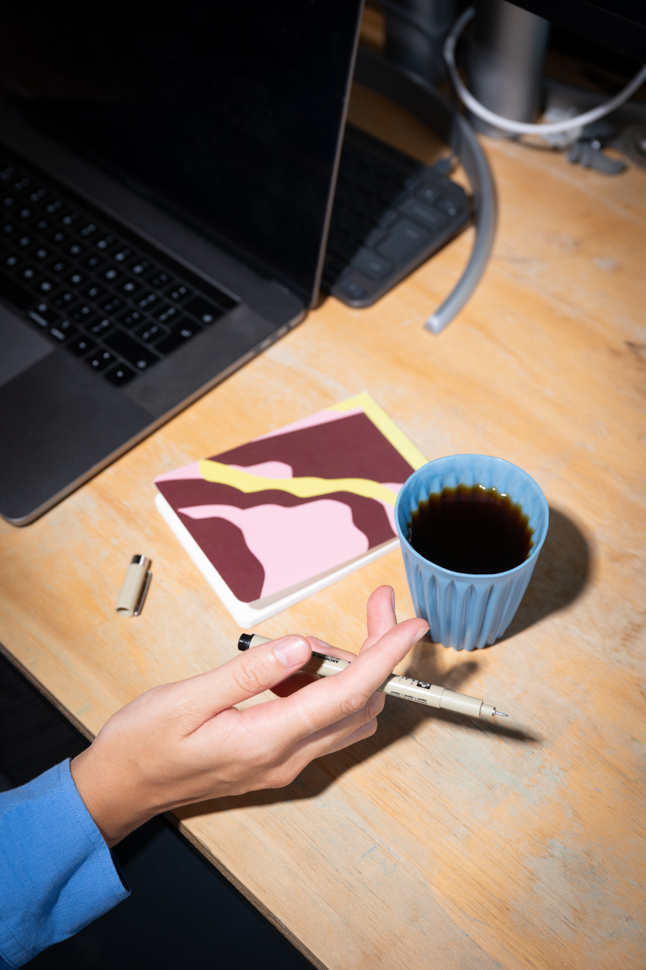 Bureau met laptop, koffie en schrift uit de collectie