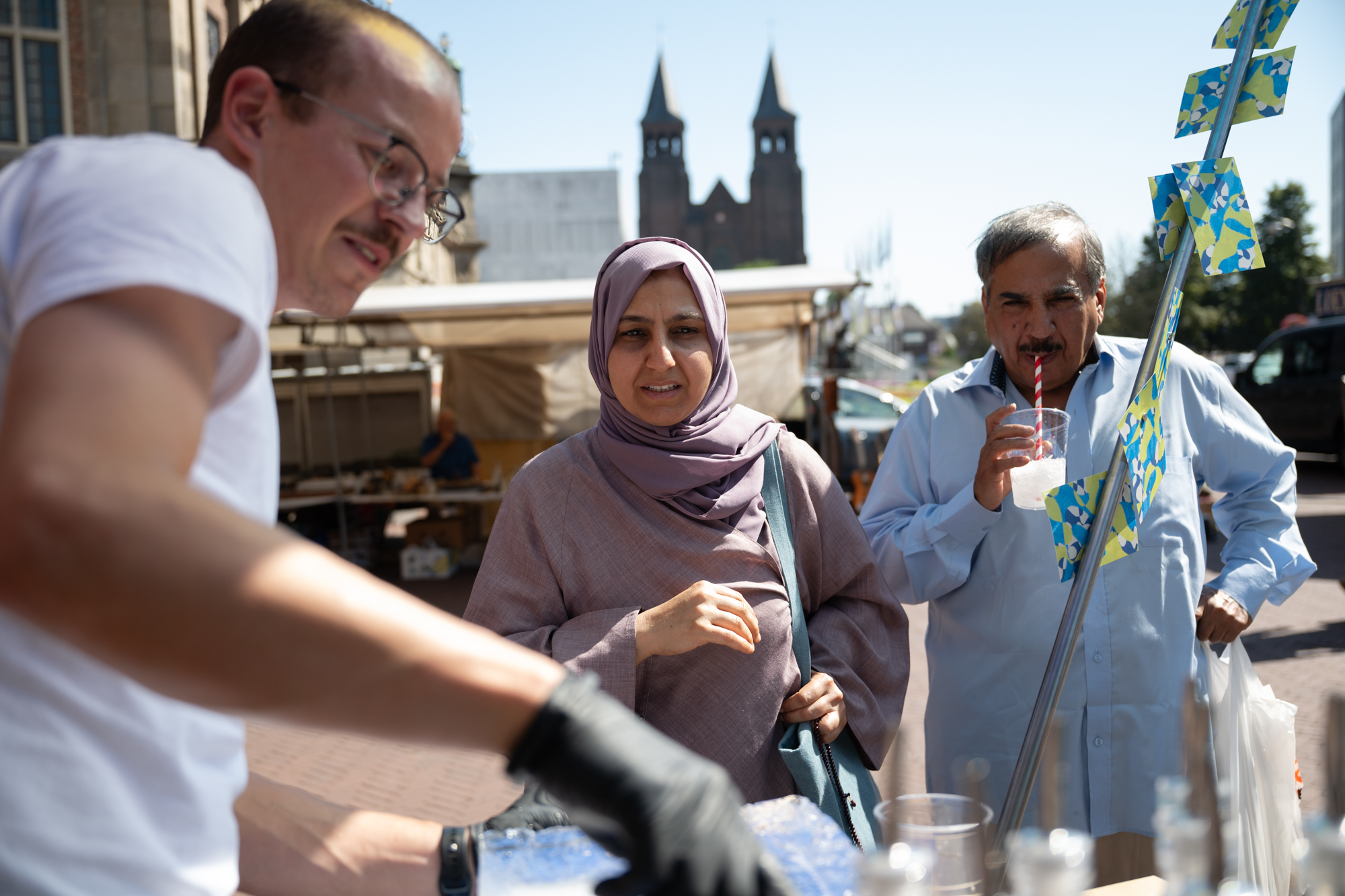 Bezoekers aan de ijskraam van Het Smeltloket, project De Vormforensen