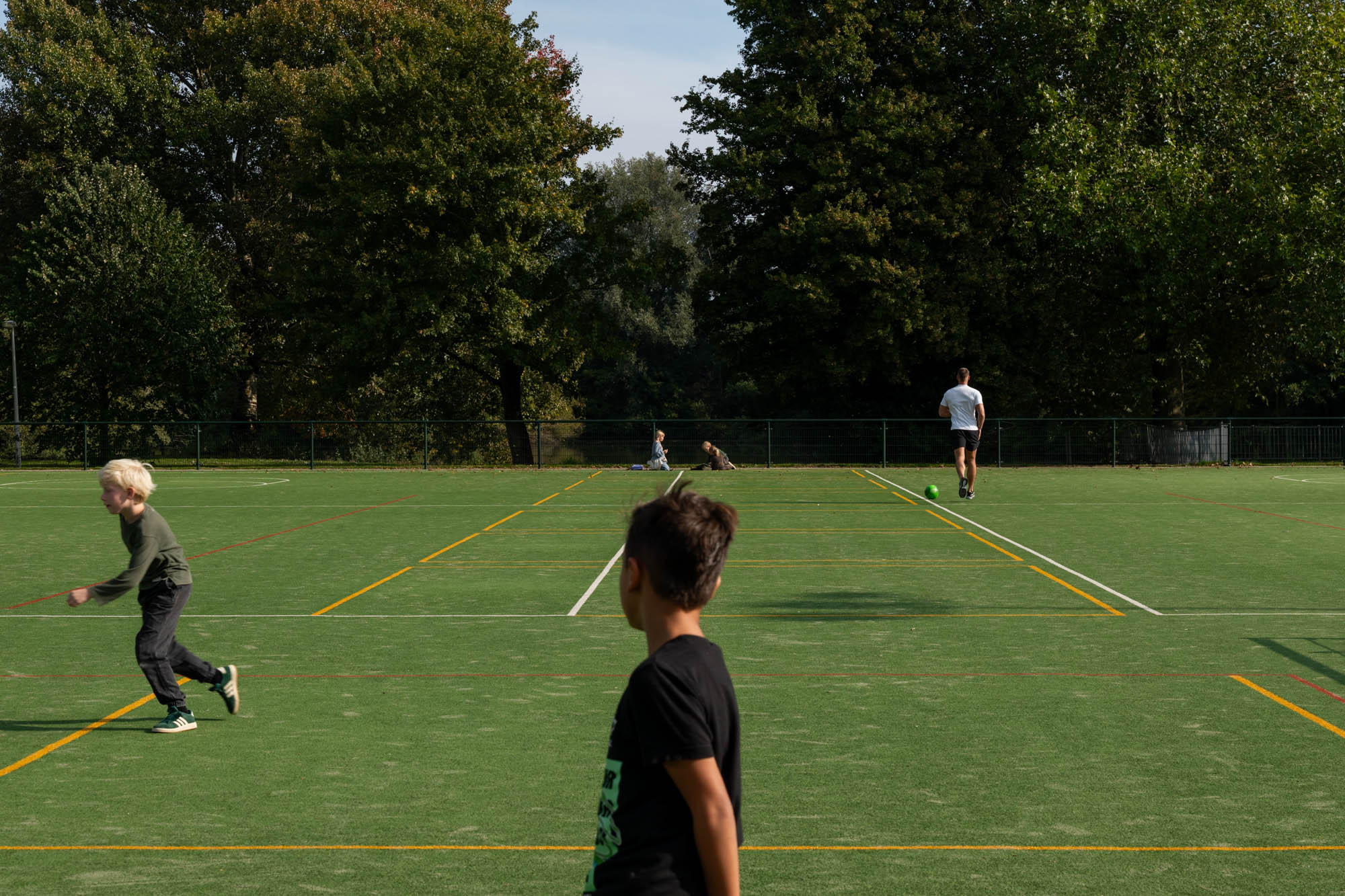 Kinderen voetballen op het sportveld