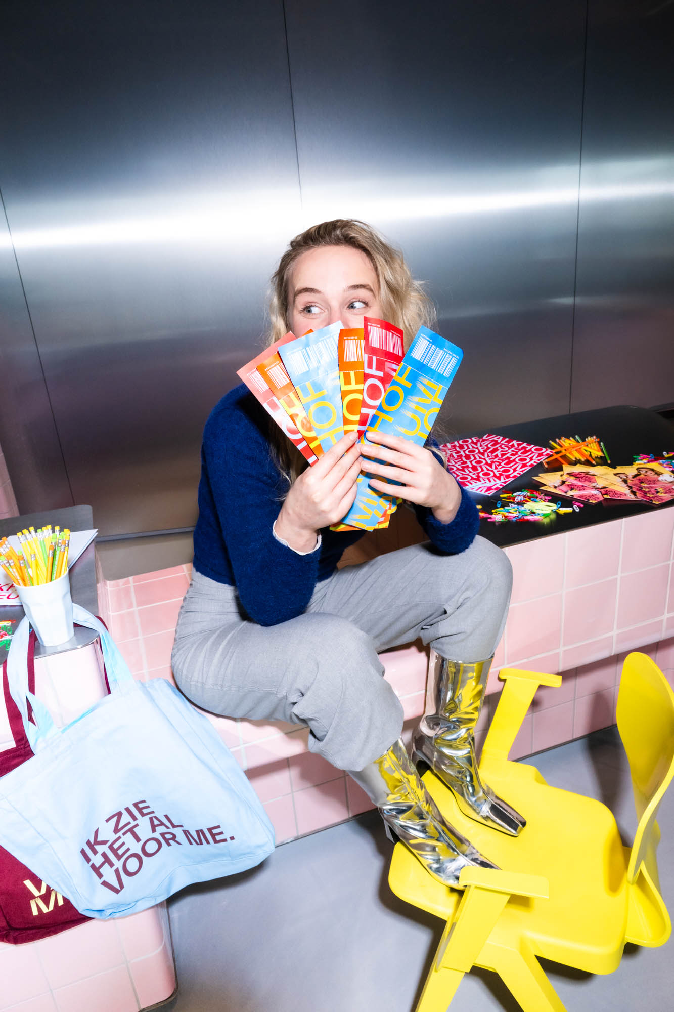 Medewerker met waaier van Valkhof tickets in lift